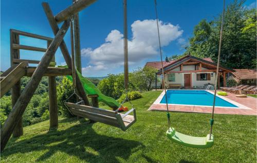 Piscina de la sau aproape de Amazing Home In Svmartin Na Muri