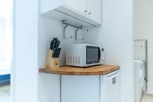 a microwave sitting on a counter in a kitchen at Elegant 2BR Apt.@Wiener Stadthalle/Central Located in Vienna
