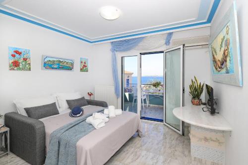 Postel nebo postele na pokoji v ubytování Dreamy Perdika Aegina