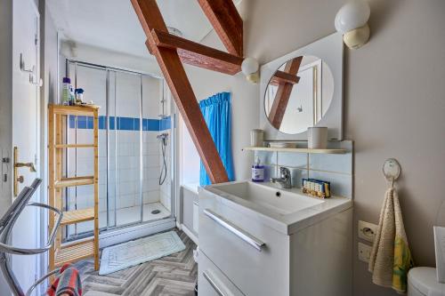 un bagno con lavandino e doccia di La Ferme de la Chapelle Saint-Roch - Maison de 190 m2 a Isigny-sur-Mer