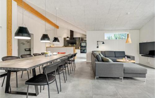 Η κουζίνα ή μικρή κουζίνα στο Amazing Home In Blokhus With Sauna