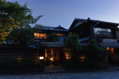 an asian house at night with lights on at 東山露地 Kazeno Heritage 旧HOTEL VMG VILLA KYOTO in Giommachi