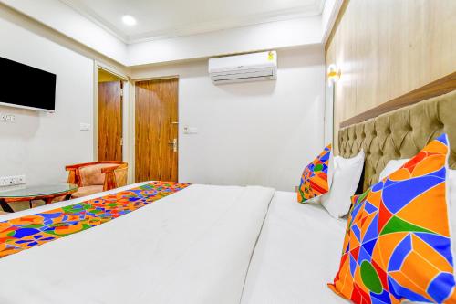 Ένα ή περισσότερα κρεβάτια σε δωμάτιο στο FabHotel Shambhu Kripa