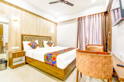 Ένα ή περισσότερα κρεβάτια σε δωμάτιο στο FabHotel Shambhu Kripa