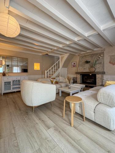 un salon avec un canapé et une table dans l'établissement Titmaé Bis, à Ouistreham