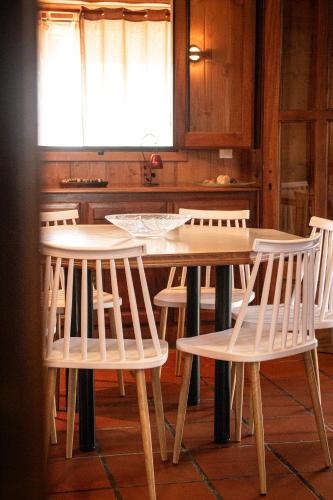 a table and chairs in a kitchen with a window at Le Palmi Chalet charmant in La Plaine des Palmistes