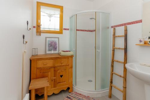 a bathroom with a shower and a sink at Superbe Maison Pour 6 Personnes in Saint-Jean-dʼArvey