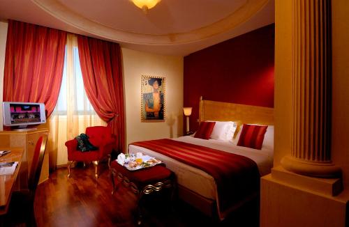 a hotel room with a bed and a table at Zanhotel Centergross in Bentivoglio