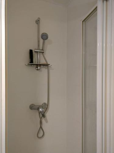 - un sèche-cheveux sur un mur à côté d'un miroir dans l'établissement Beau studio dans une rue calme, à Boulogne-Billancourt