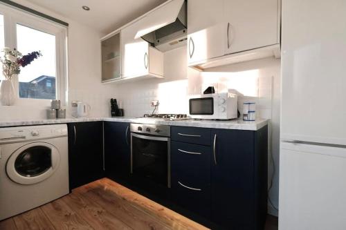 una cucina con forno a microonde e fornello forno superiore di Wilton Retreat- Hot tub, Pool table, Parking a Southampton