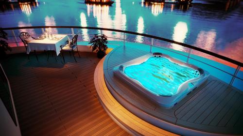 Bazén v ubytování Halong L'amour Cruise nebo v jeho okolí