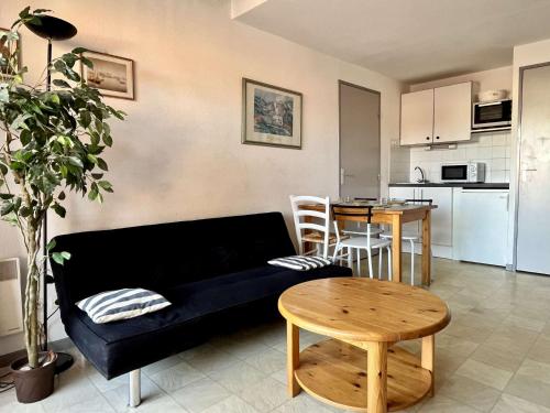 un salon avec un canapé et une table dans l'établissement Appartement 2 Pièces mezzanine 4 couchages ARGELES SUR MER AR210-015, à Argelès-sur-Mer