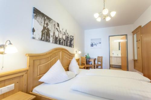 Кровать или кровати в номере Austria Alpinhotel Ski IN Ski OUT an der Edelweissbahn