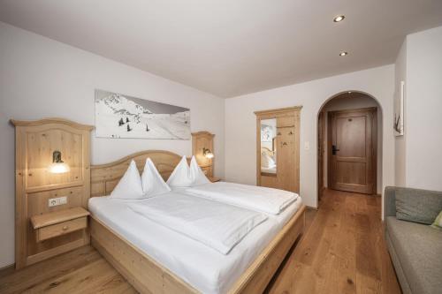 Кровать или кровати в номере Austria Alpinhotel Ski IN Ski OUT an der Edelweissbahn