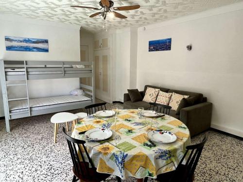 un salon avec une table et un canapé dans l'établissement Appartement 2 pièces 4 couchages AR860-B24, à Argelès-sur-Mer