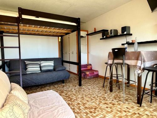 un salon avec un lit superposé et un canapé dans l'établissement Appartement Studio 4 couchages ARGELES SUR MER AR730-110, à Argelès-sur-Mer