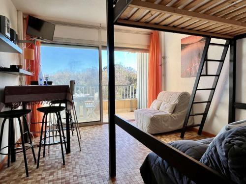 - une chambre avec des lits superposés, un bureau et une table dans l'établissement Appartement Studio 4 couchages ARGELES SUR MER AR730-110, à Argelès-sur-Mer