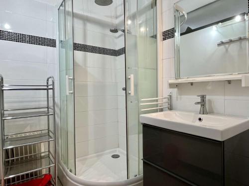 une salle de bain avec un lavabo et une douche en verre dans l'établissement Appartement Studio 4 couchages ARGELES SUR MER AR730-110, à Argelès-sur-Mer