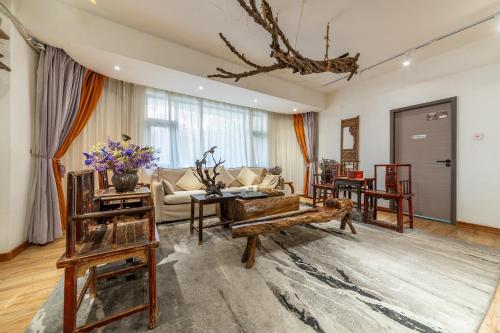 a living room with a couch and a table at PuYuan Laoyangfang Huayuan GuestHouse in Xi'an