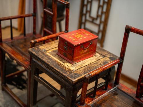 a red box sitting on top of a wooden table at PuYuan Laoyangfang Huayuan GuestHouse in Xi'an