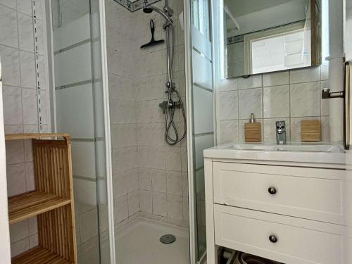une salle de bain avec douche et lavabo dans l'établissement Appartement 2 pièces 4 couchages ARGELES SUR MER AR915-021, à Argelès-sur-Mer
