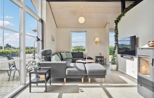 Χώρος καθιστικού στο 4 Bedroom Stunning Home In Knebel