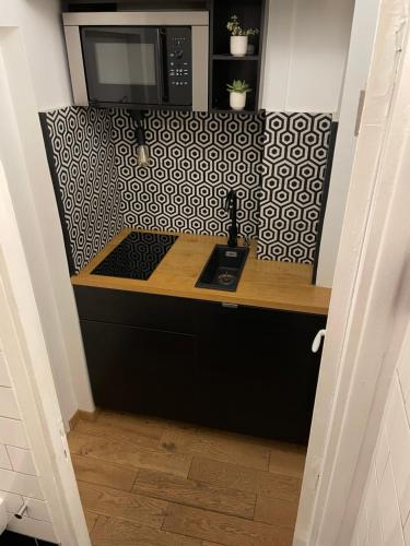 - une cuisine avec un bureau, un four micro-ondes et un ordinateur dans l'établissement Mini studio au cœur du Marais, à Paris