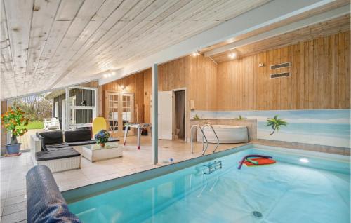 ein Swimmingpool in einem Haus mit Wohnzimmer in der Unterkunft Beautiful Home In Oksbøl With Sauna in Oksbøl