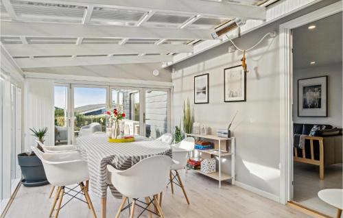 Un comedor con una mesa y sillas blancas. en Nice Home In Kerteminde With Wifi, en Kerteminde