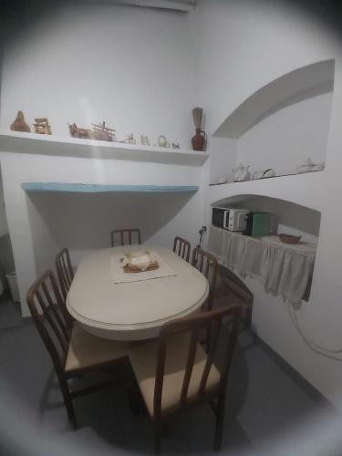 a table and chairs in a room with a kitchen at Casa dos Josés in Elvas