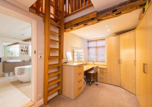 ShenstoneにあるBank Farm House - Stunning House & Gardensの屋根裏のオフィス(デスク、バスルーム付)