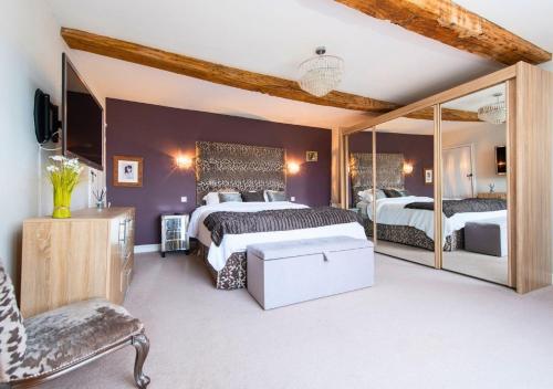 ShenstoneにあるBank Farm House - Stunning House & Gardensの大きなベッドルーム(ベッド2台、大きな鏡付)