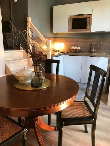 Il dispose d'une cuisine et d'une table à manger avec 2 chaises. dans l'établissement Perlépampille, à Dinan