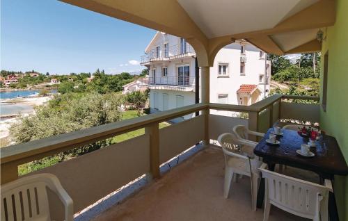 balkon ze stołem i krzesłami oraz widokiem w obiekcie Apartment Ribnica-Krusevo With Sea View Xi w mieście Anić