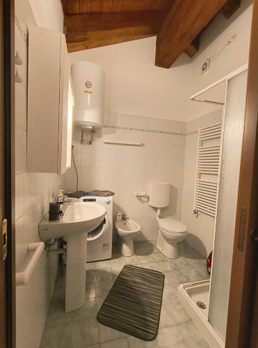 Un baño blanco con lavabo e inodoro. en Petit Nid Cime Bianche - Appartamento con Vista e Balcone, en Champoluc