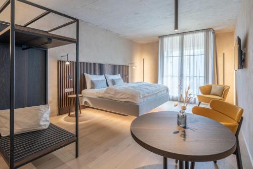 Una cama o camas en una habitación de Ansitz Romani