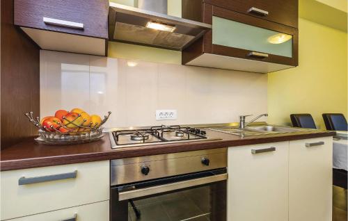 a kitchen with a bowl of fruit on the counter at Nice Apartment In Calvle With Wifi in Podrvanj