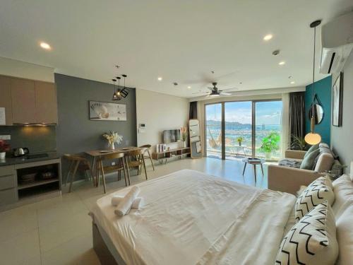 Postel nebo postele na pokoji v ubytování The Song - Căn Hộ Biển - BeanHouse