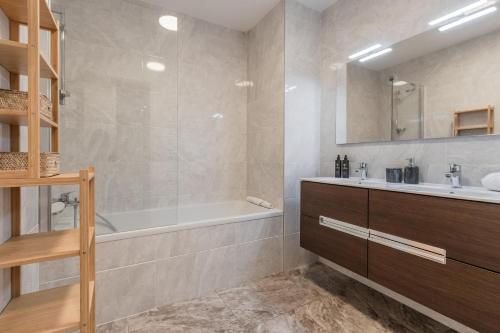 une salle de bain avec une baignoire et un lavabo dans l'établissement Le 002 - Proche Telecabine - Terrasse, à Saint-Gervais-les-Bains