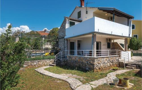 ein weißes Haus mit einer Steinwand in der Unterkunft Four-Bedroom Holiday Home In Zaboric in Zaboric