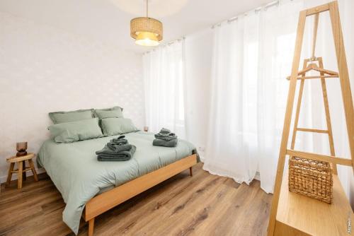 - une chambre avec un grand lit et une échelle dans l'établissement N2 Les Arcades de Montaudry - Terrasse - Parking, à Albi