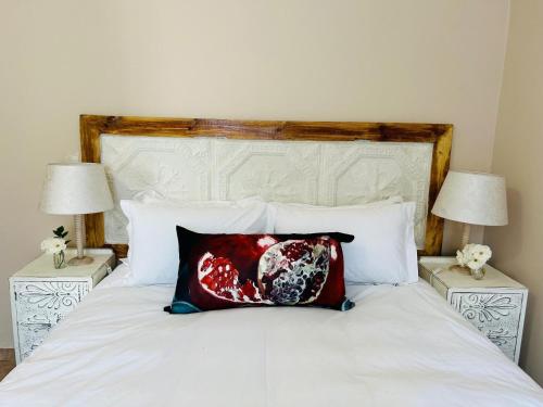 En eller flere senge i et værelse på Ekuphumuleni Village