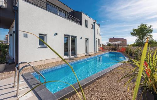 Four-Bedroom Holiday Home In Sibenik