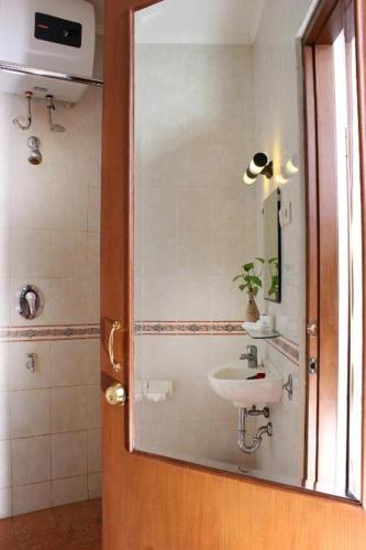 Ένα μπάνιο στο MMUGM Hotel