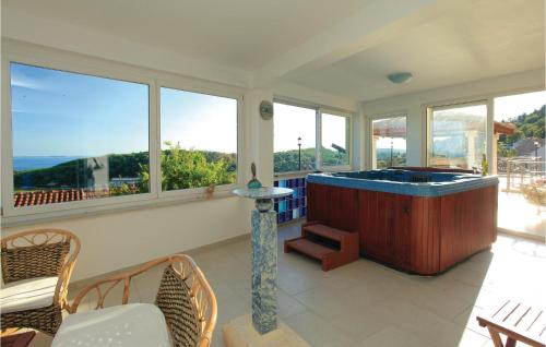 a large room with a hot tub and windows at Pet Friendly Home In Cara in Čara