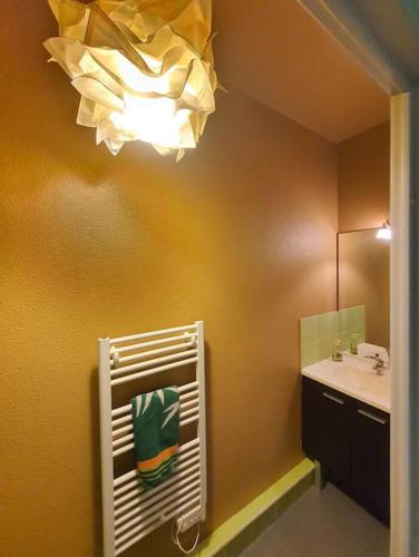 La salle de bains est pourvue d'un lavabo et d'un sèche-serviettes. dans l'établissement L'Orée du Parc, Lyon 6 - Parc Tête d'Or, à Lyon