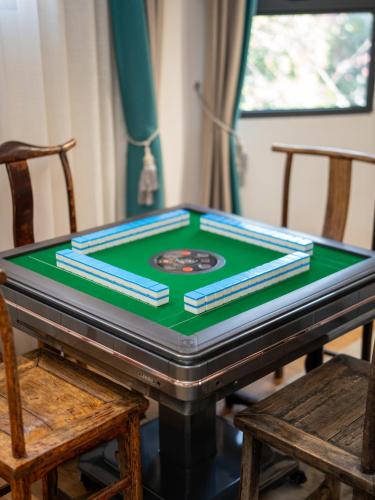 a table with a green top on top of it at PuYuan Laoyangfang Huayuan GuestHouse in Xi'an