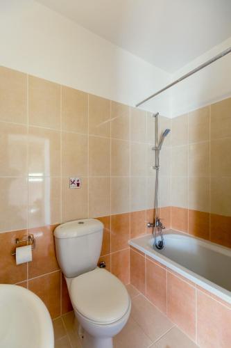 a bathroom with a toilet and a bath tub at Obv 2-304 in Pyla