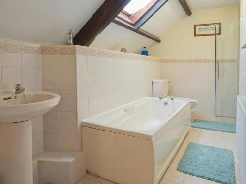 Koupelna v ubytování Llantood Farm Cottage, Cardigan