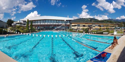 une grande piscine devant un immeuble dans l'établissement Exceptional view of village and mountain, à Megève